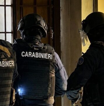 Droga e armi, blitz dei carabinieri alle case popolari di Pomezia: 3 arresti e 6 denunce