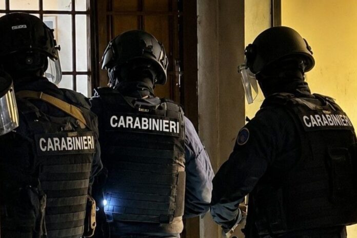 Droga e armi, blitz dei carabinieri alle case popolari di Pomezia: 3 arresti e 6 denunce