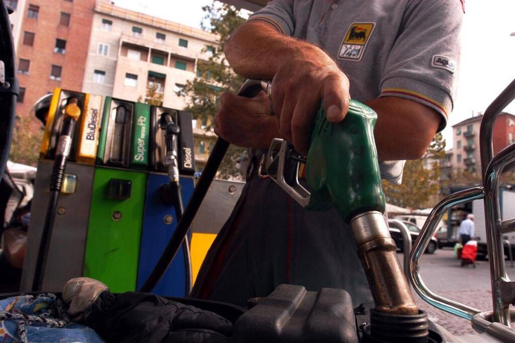 Carburanti, da oggi stop allo sconto sul diesel: il prezzo del gasolio torna a salire 1