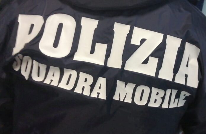 Cinque poliziotti arrestati tra Anzio e Nettuno: l'accusa è di associazione per delinquere, peculato e concorso nel traffico di droga, mentre la Questura conferma il massimo rigore contro l'infedeltà istituzionale