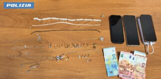 Prima il marito allontanato con il pretesto di una targa clonata, poi la moglie convinta a consegnare i gioielli per "salvarlo" da una rapina mai avvenuta: ecco come si è consumata la truffa del finto carabiniere 