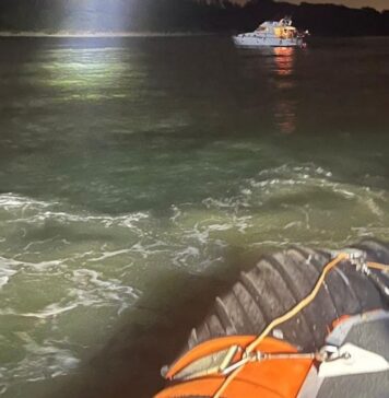 Barca incagliata su scogli in piena notte: salvate cinque persone da Guardia costiera Civitavecchia