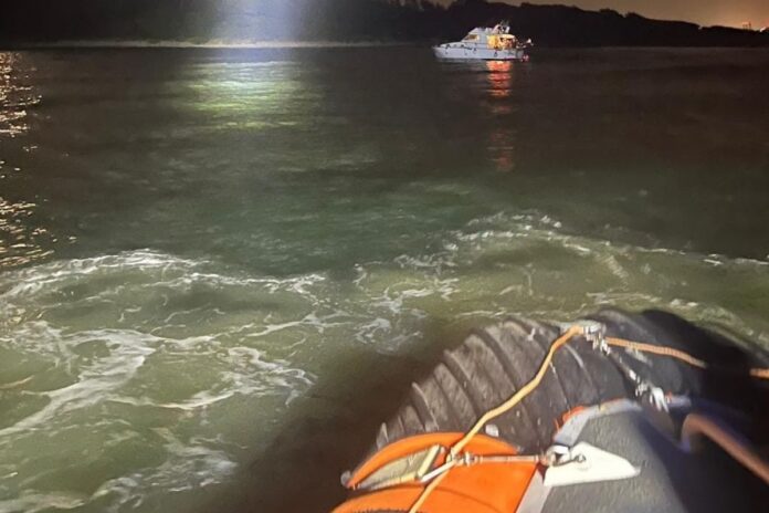 Barca incagliata su scogli in piena notte: salvate cinque persone da Guardia costiera Civitavecchia