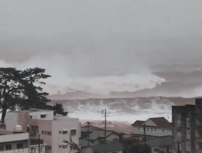In Giappone il tifone Dujuan fa 4 morti poi si allontana dalla costa orientale: quasi due milioni di evacuati e 6 dispersi