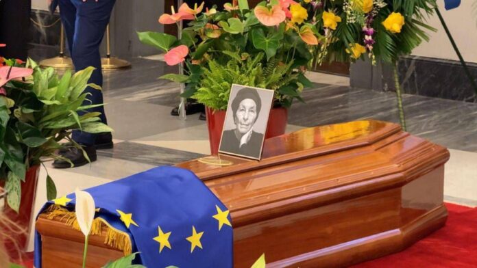 L’addio a Emma Bonino, oggi dalle 10 alle 19 riapre la camera ardente in Campidoglio