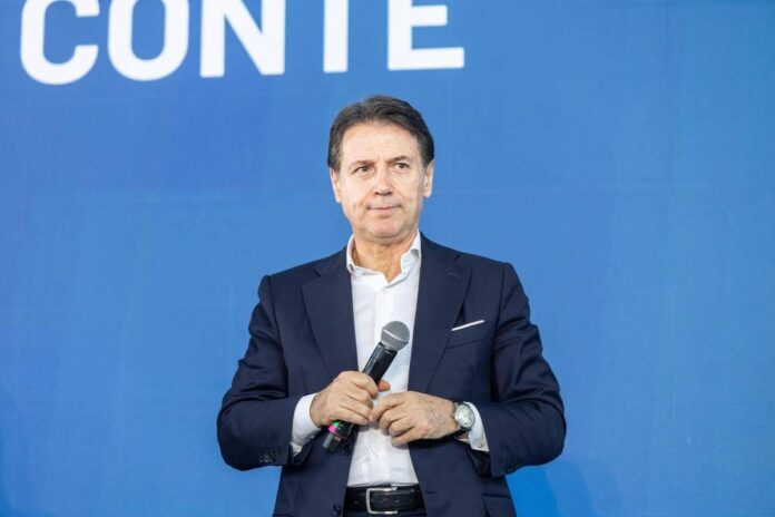 M5S, la base approva il programma in 20 punti: “L’invio di armi all’Ucraina allontana la pace”