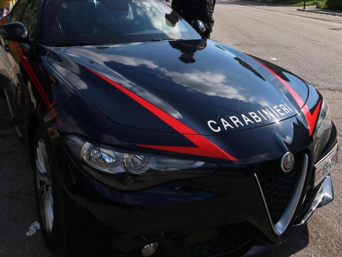 Napoli, tenta di uccidere la moglie: carabinieri fanno irruzione in casa e la salvano