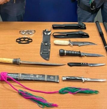 Semina il panico nel negozio e minaccia un cliente con un coltello alla gola: 41enne arrestato alla Montagnola