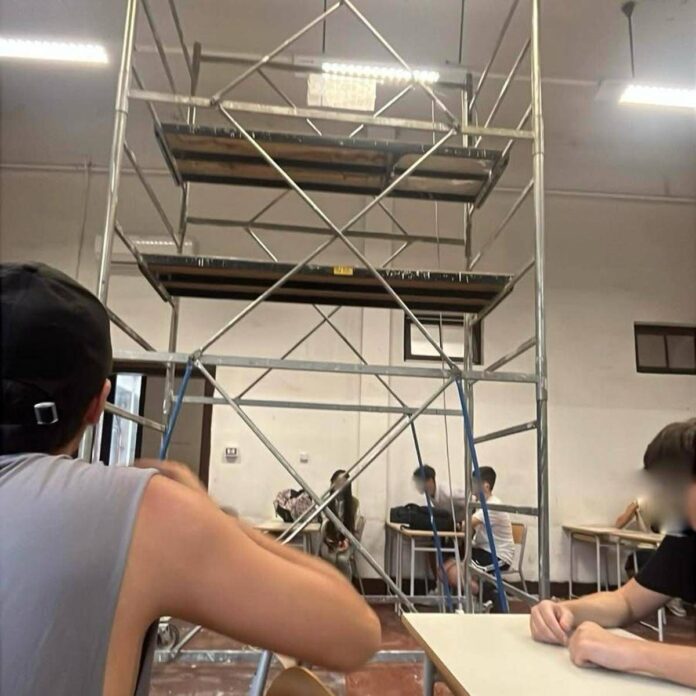 Primo giorno di scuola, a Roma studenti in classe con l’impalcatura