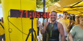 Settantadue ore in acqua senza mai toccare terra: il medico umbro Marco Fratini firma il nuovo record mondiale di nuoto continuativo in acque libere nel lago di Bracciano.