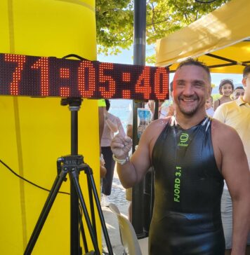 Settantadue ore in acqua senza mai toccare terra: il medico umbro Marco Fratini firma il nuovo record mondiale di nuoto continuativo in acque libere nel lago di Bracciano.