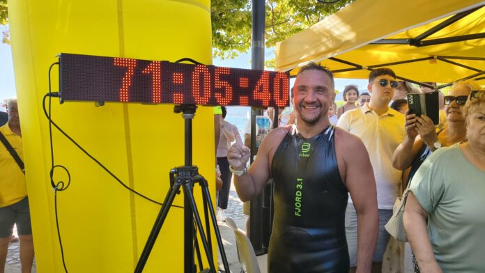 Settantadue ore in acqua senza mai toccare terra: il medico umbro Marco Fratini firma il nuovo record mondiale di nuoto continuativo in acque libere nel lago di Bracciano.