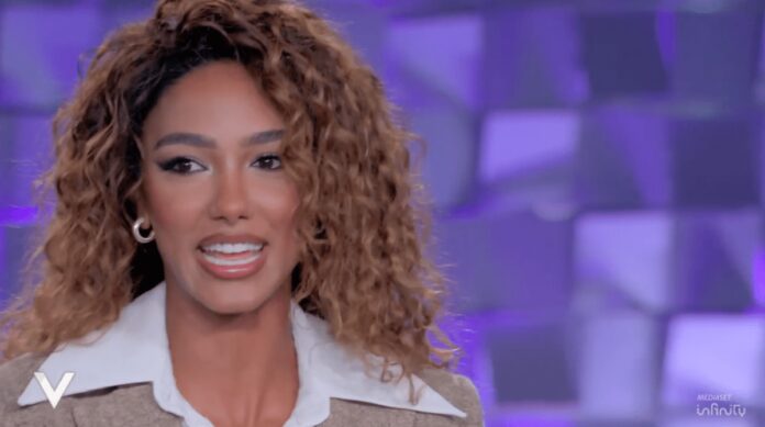 Samira Lui, il padre assente: “Ci ho provato ma nessun riscontro”. E sulle nozze rimandate con Luigi: “Smentisco tutto”