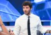 Sanremo 2027, De Martino cambia le regole: voto online ed Eurovision, 24 Big in gara e paletti su Ia