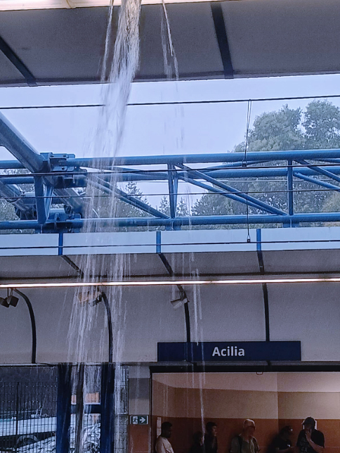 Cascate d'acqua sulla banchina di Acilia dopo i lavori: esplode la protesta dei pendolari della Roma-Lido (FOTO) 1