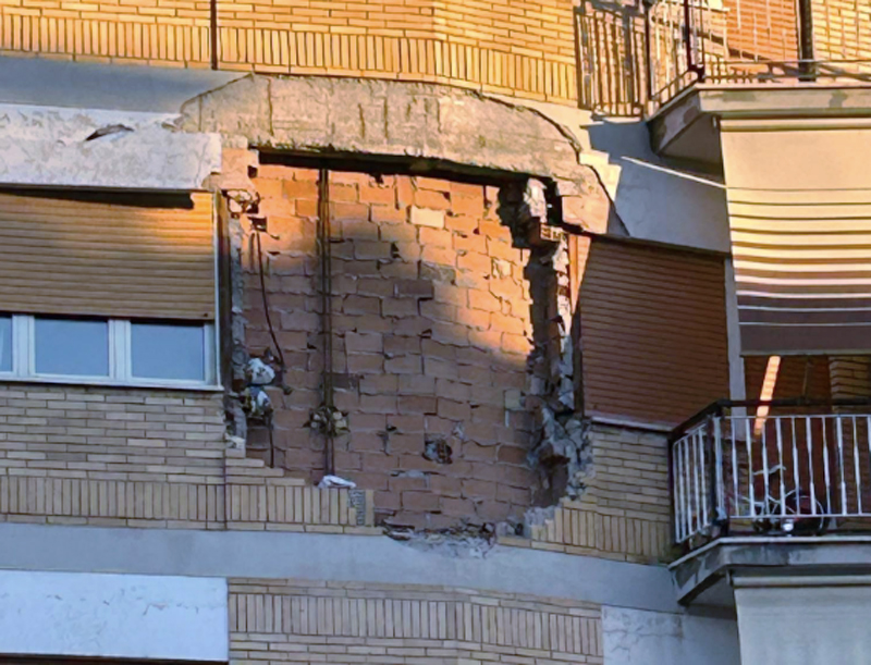 Esplosione al Collatino durante la rimozione di un nido di vespe: donna ferita nella deflagrazione (FOTO) 1