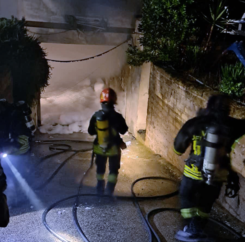 Inferno di fuoco a Roma est: fiamme esplodono nei box seminterrati di una palazzina (FOTO) 1