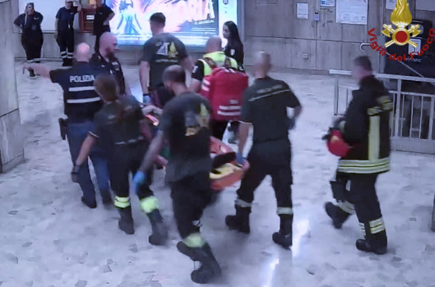 Metro A bloccata per soccorsi sui binari: uomo investito da un convoglio, è grave (FOTO) 1 Metro A bloccata per soccorsi sui binari: uomo investito da un convoglio, è grave (FOTO) 1