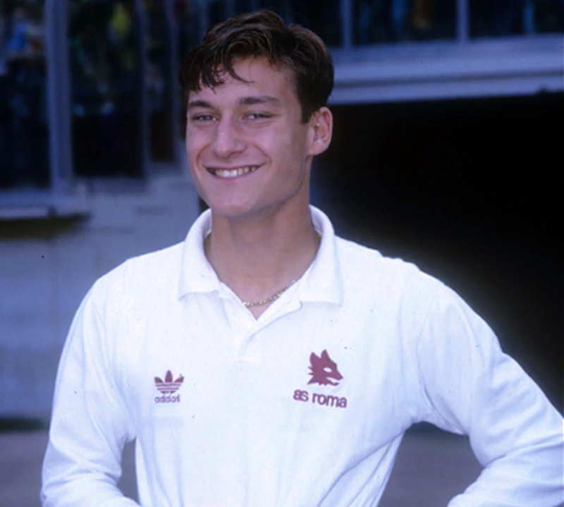 Mezzo secolo di leggenda per Francesco Totti: gli auguri dei tifosi e della Nazionale per l'VIII re di Roma (FOTO) 1