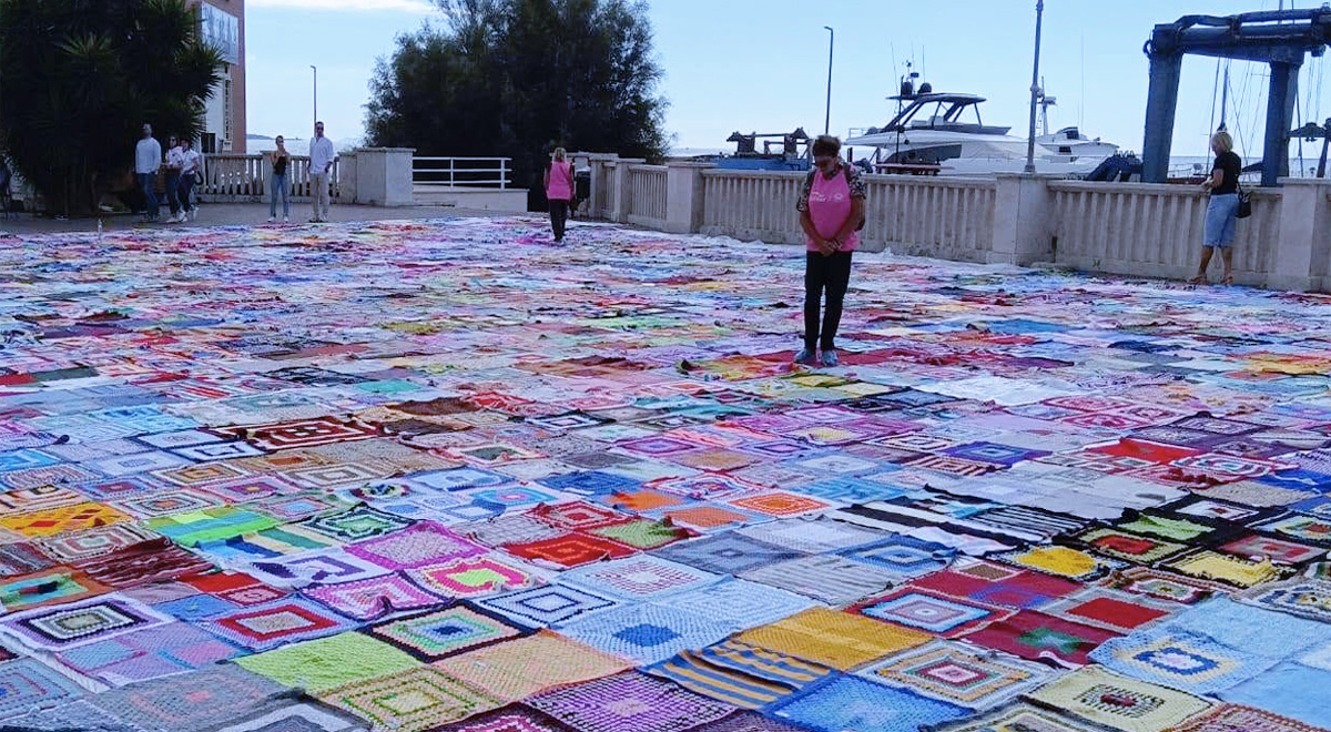 Solidarietà e colore a Nettuno: 1300 coperte fatte a mano ricoprono una piazza sul mare contro la violenza (FOTO) 1