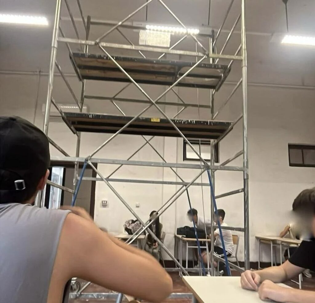 Primo giorno di scuola con il trabattello in classe a Roma: lezioni al via tra i tubi dell’impalcatura 1