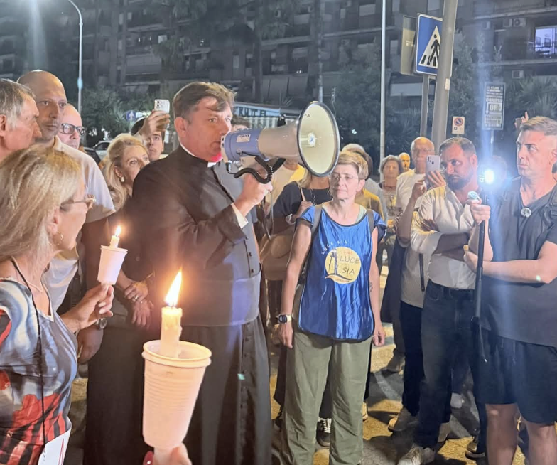Cinecittà Est scende in piazza contro le occupazioni abusive: in 400 con Don Coluccia (FOTO e VIDEO) 1