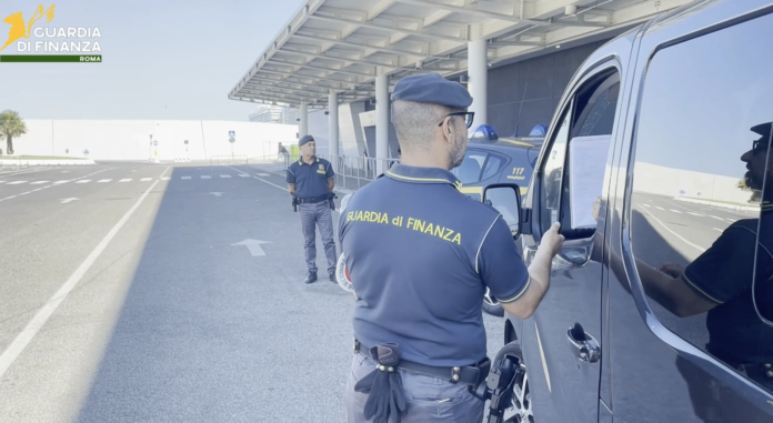 Tra porto e stazione, Finanza e Polizia Locale hanno trovato anche irregolarità fiscali nei controlli a taxi e NCC a Civitavecchia