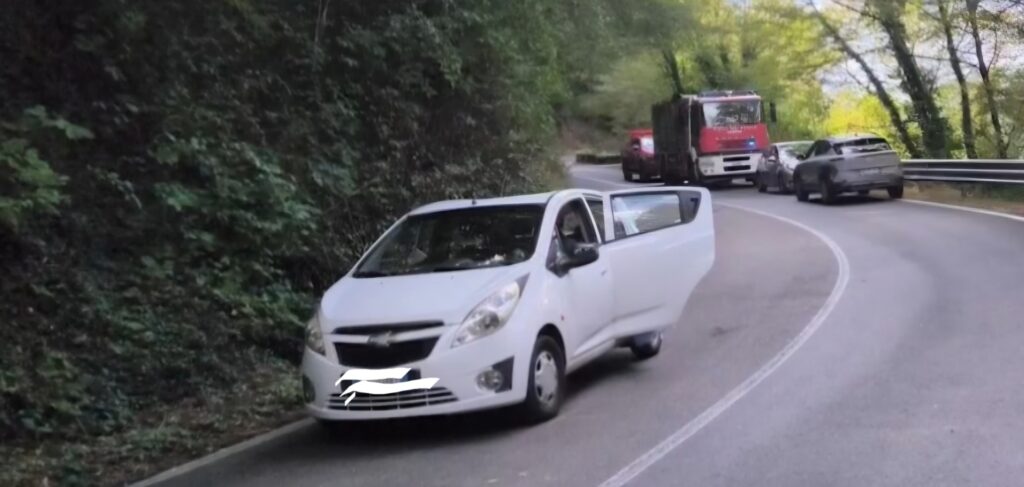 Va al funerale della madre, masso si stacca e travolge l'auto: morta negoziante di Ostia 4