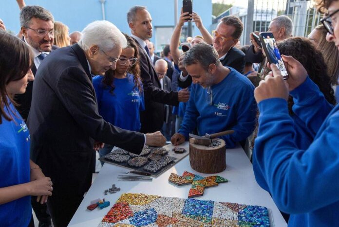 Scuola, l’alert di Mattarella “è leva integrazione”: intanto il governo lavora a tetto stranieri e stop burqa in classe