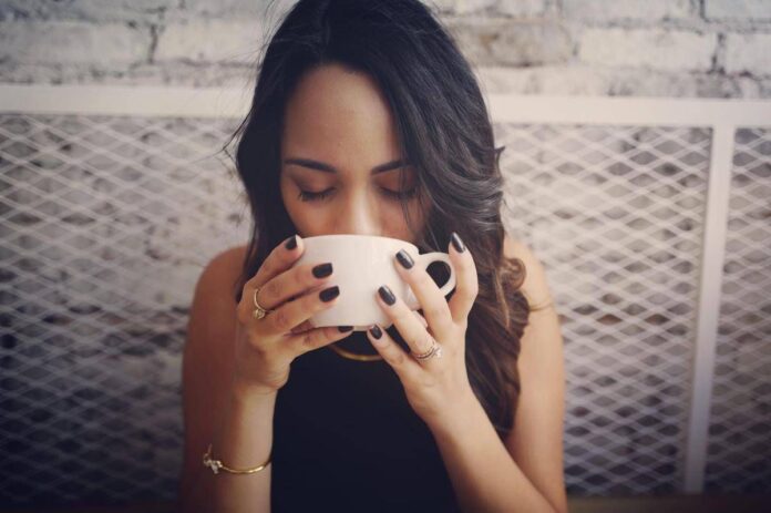 Tumori, con caffè o tè bollente rischio cancro esofago più alto: “Meglio tiepido”