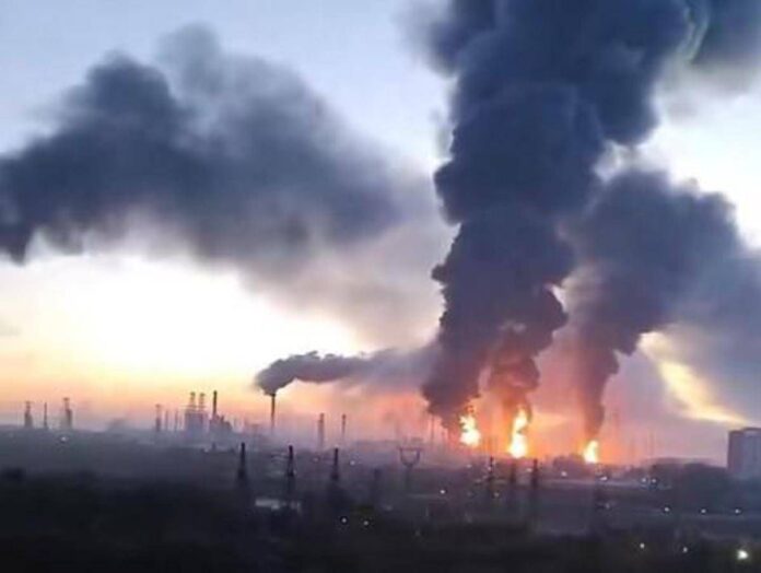 Ucraina, maxi attacco contro la Russia: colpita raffineria. Sindaco Mosca: “Vogliono sabotare elezioni”