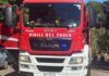 Incendio a Isola Sacra: fiamme alte e colonna di fumo visibile fino a Ostia