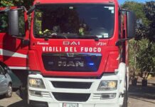 Incendio a Isola Sacra: fiamme alte e colonna di fumo visibile fino a Ostia