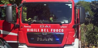 Incendio a Isola Sacra: fiamme alte e colonna di fumo visibile fino a Ostia