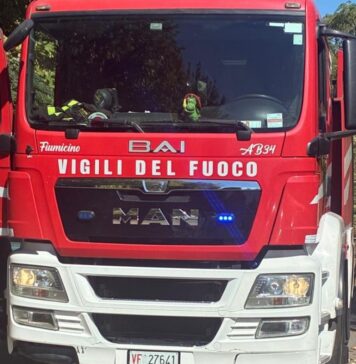Incendio a Isola Sacra: fiamme alte e colonna di fumo visibile fino a Ostia