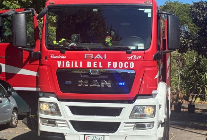 Incendio a Isola Sacra: fiamme alte e colonna di fumo visibile fino a Ostia