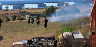 Incendio sulla Braccianese Claudia: vento spinge fiamme verso le abitazioni