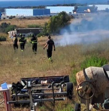 Incendio sulla Braccianese Claudia: vento spinge fiamme verso le abitazioni