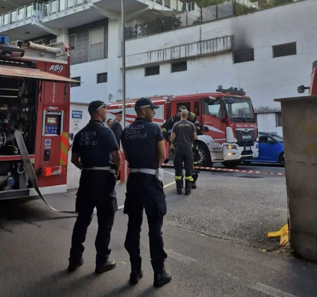 Incendio in un garage a Monteverde: evacuato un palazzo, intossicati in ospedale. Chiusa via Vitellia 1