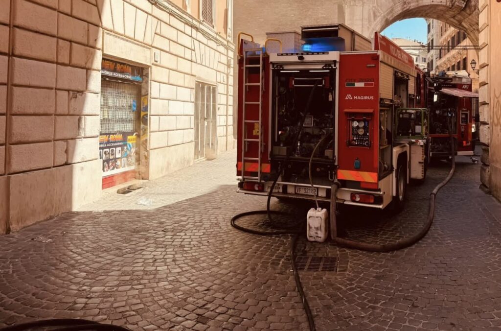 Incendio nei sotterranei di un negozio all'Esquilino: strada chiusa per il denso fumo 1
