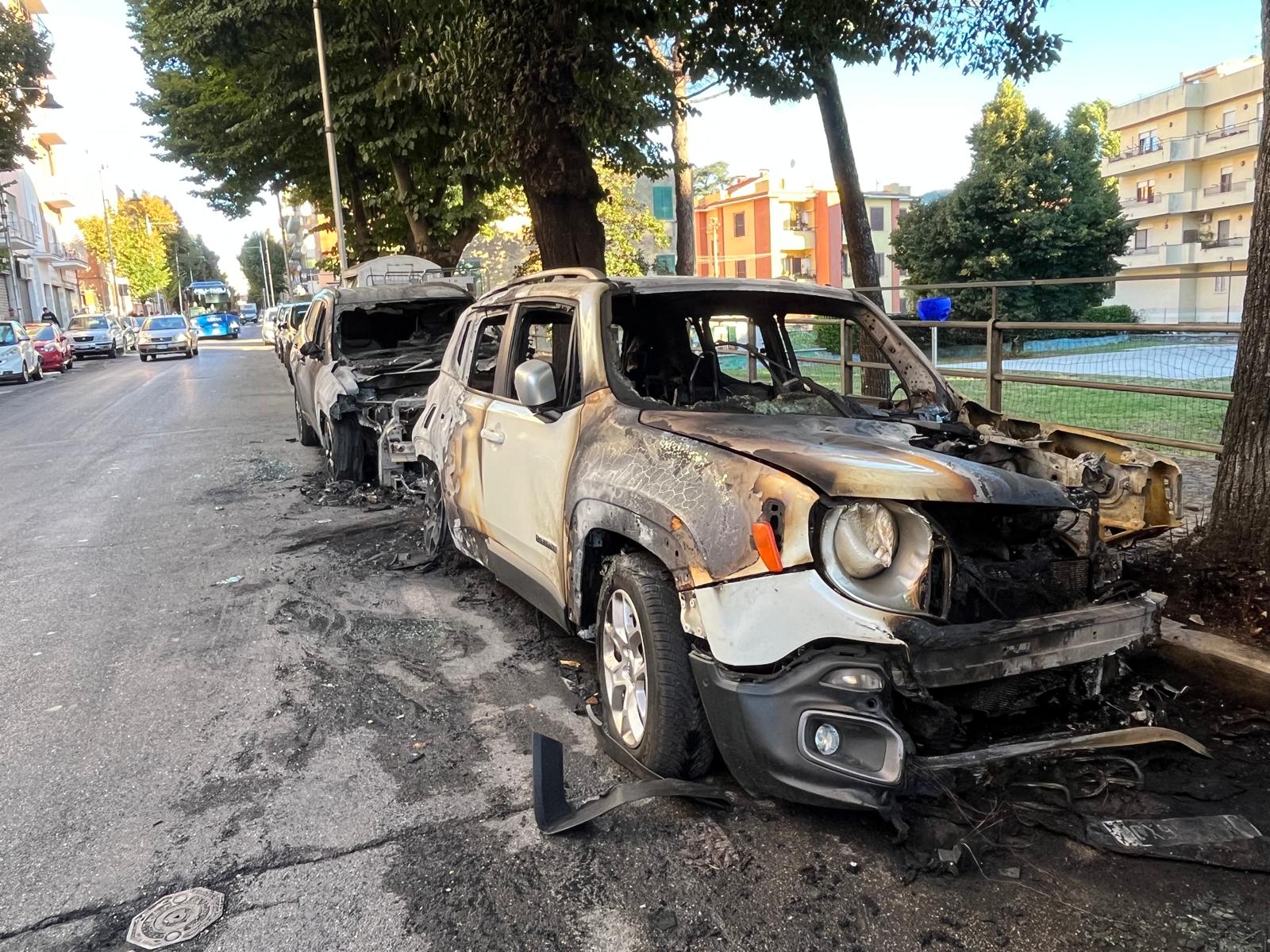 Notte di fuoco a Tivoli: l'ombra del dolo sul rogo che ha ridotto in cenere un'intera fila di auto (FOTO e VIDEO)  1