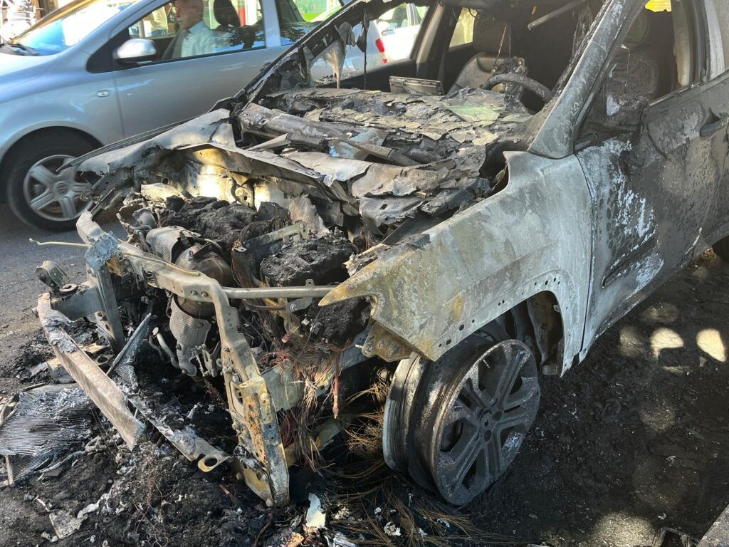 I roghi di auto appiccati con cartoni e accendino: Tivoli risponde tra paura e voglia di giustizia 1 I roghi di auto appiccati con cartoni e accendino: Tivoli risponde tra paura e voglia di giustizia 1