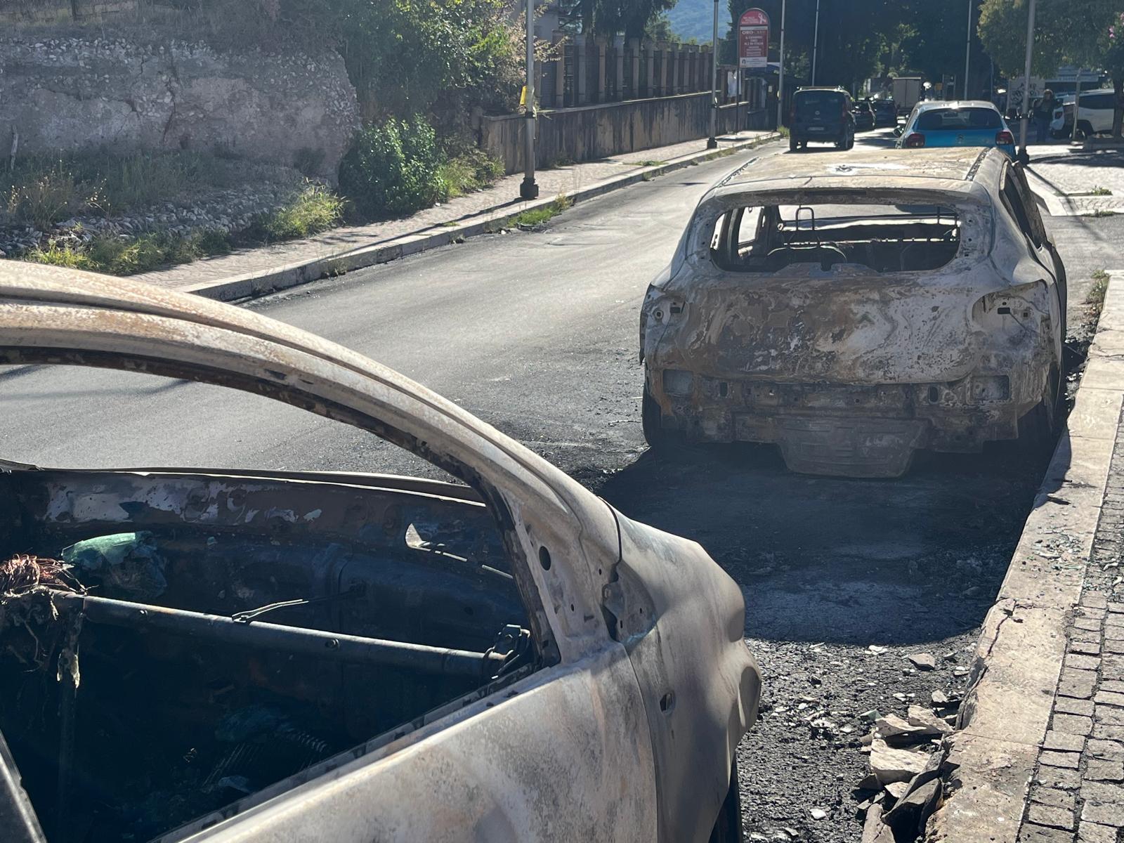 Notte di fuoco a Tivoli: le auto bruciate in quattro punti e palazzi a rischio, chi è l'incendiario (VIDEO) 5