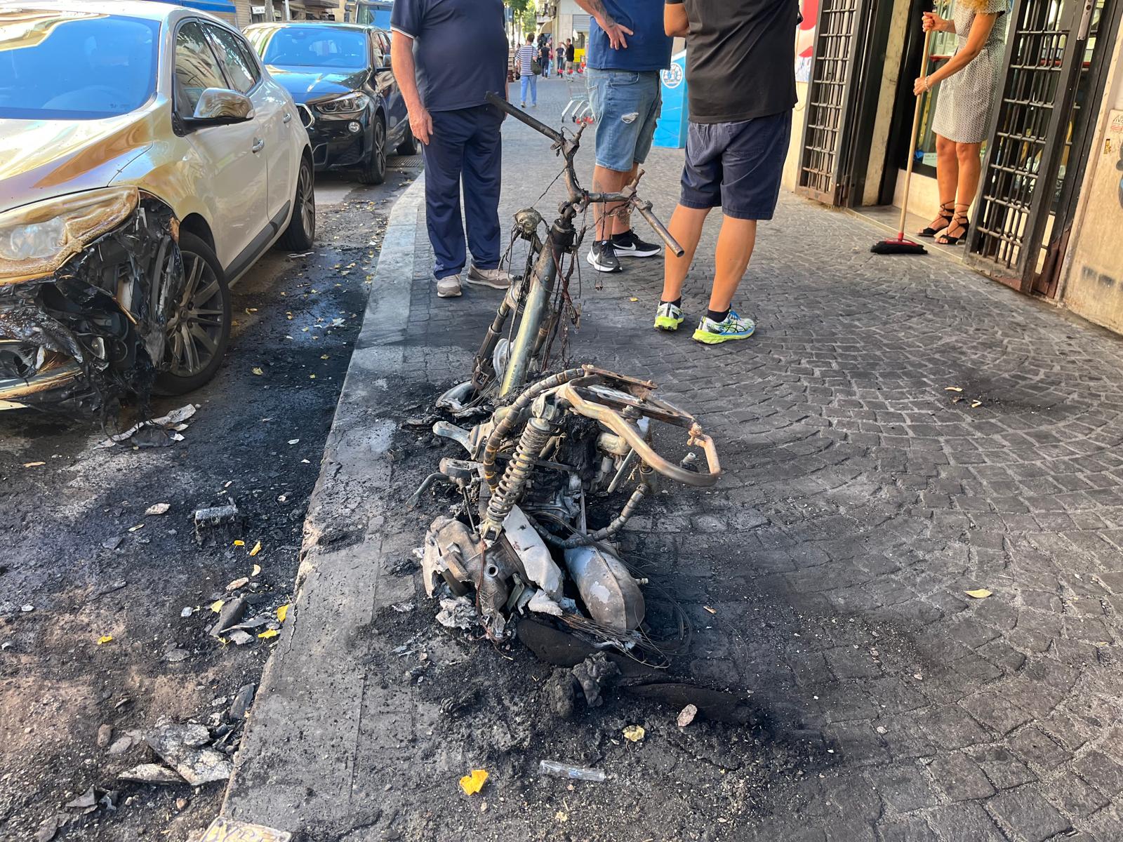 Notte di fuoco a Tivoli: le auto bruciate in quattro punti e palazzi a rischio, chi è l'incendiario (VIDEO) 2