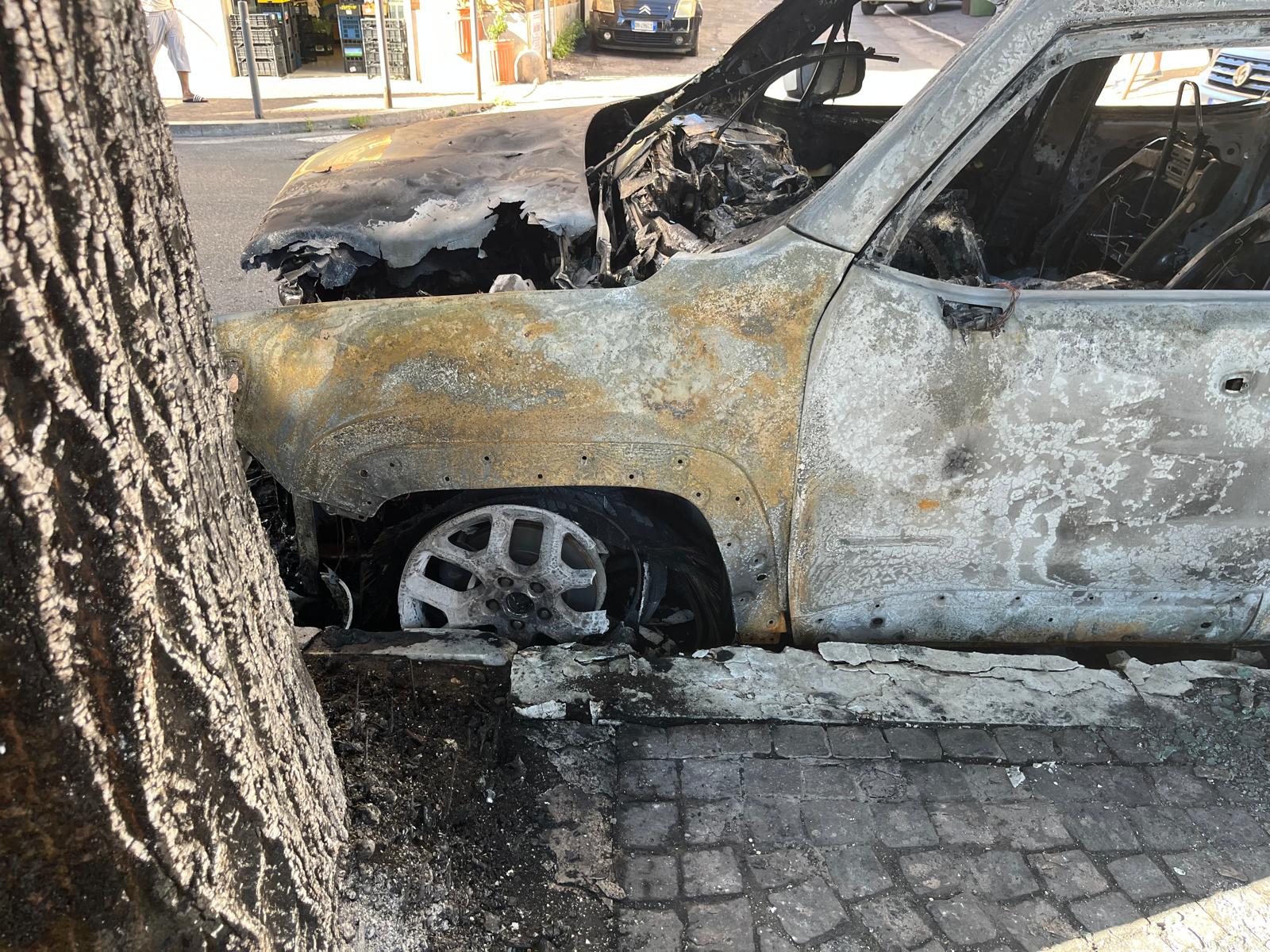Notte di fuoco a Tivoli: le auto bruciate in quattro punti e palazzi a rischio, chi è l'incendiario (VIDEO) 3