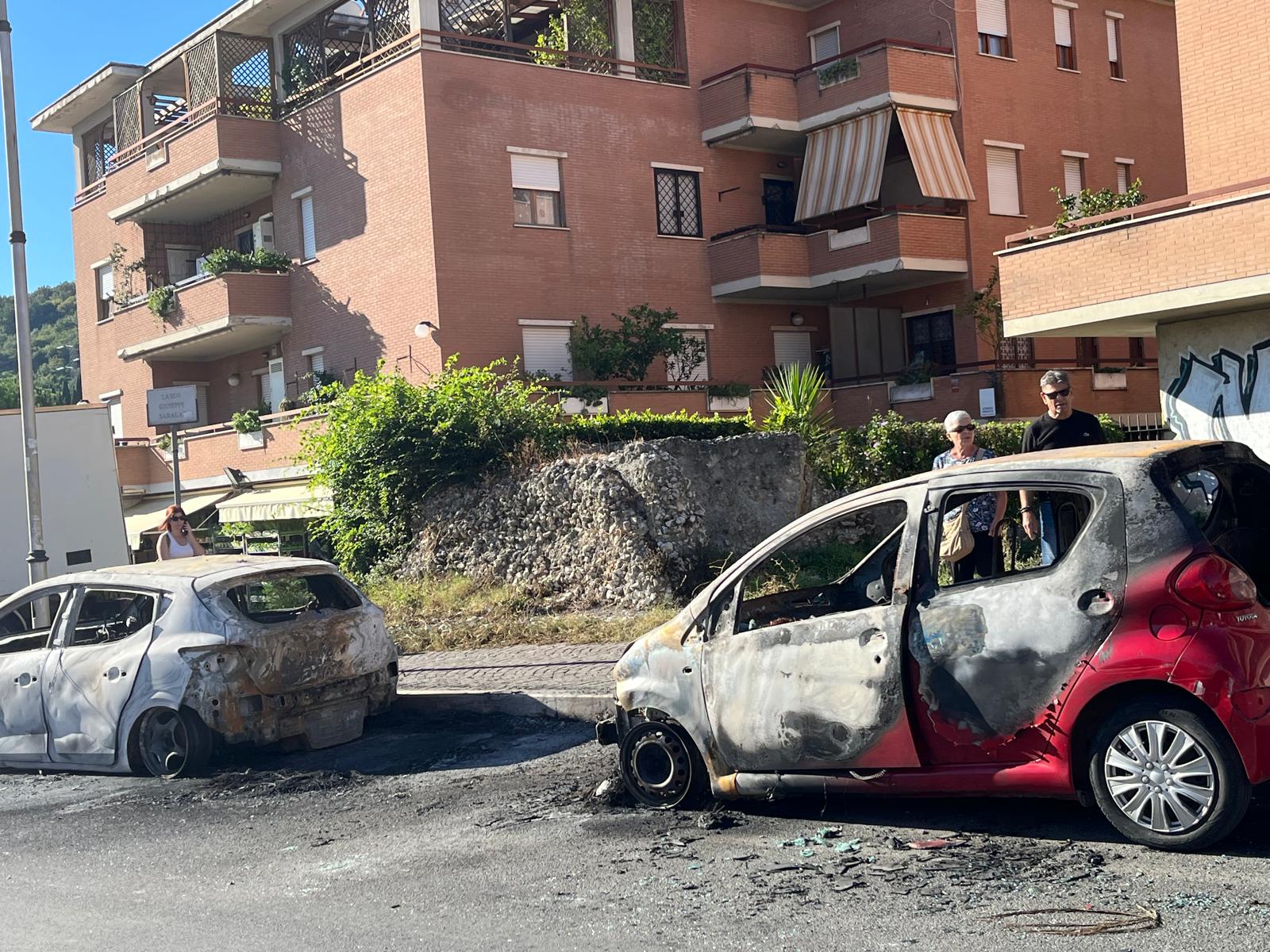 I roghi di auto appiccati con cartoni e accendino: Tivoli risponde tra paura e voglia di giustizia 6 I roghi di auto appiccati con cartoni e accendino: Tivoli risponde tra paura e voglia di giustizia 6