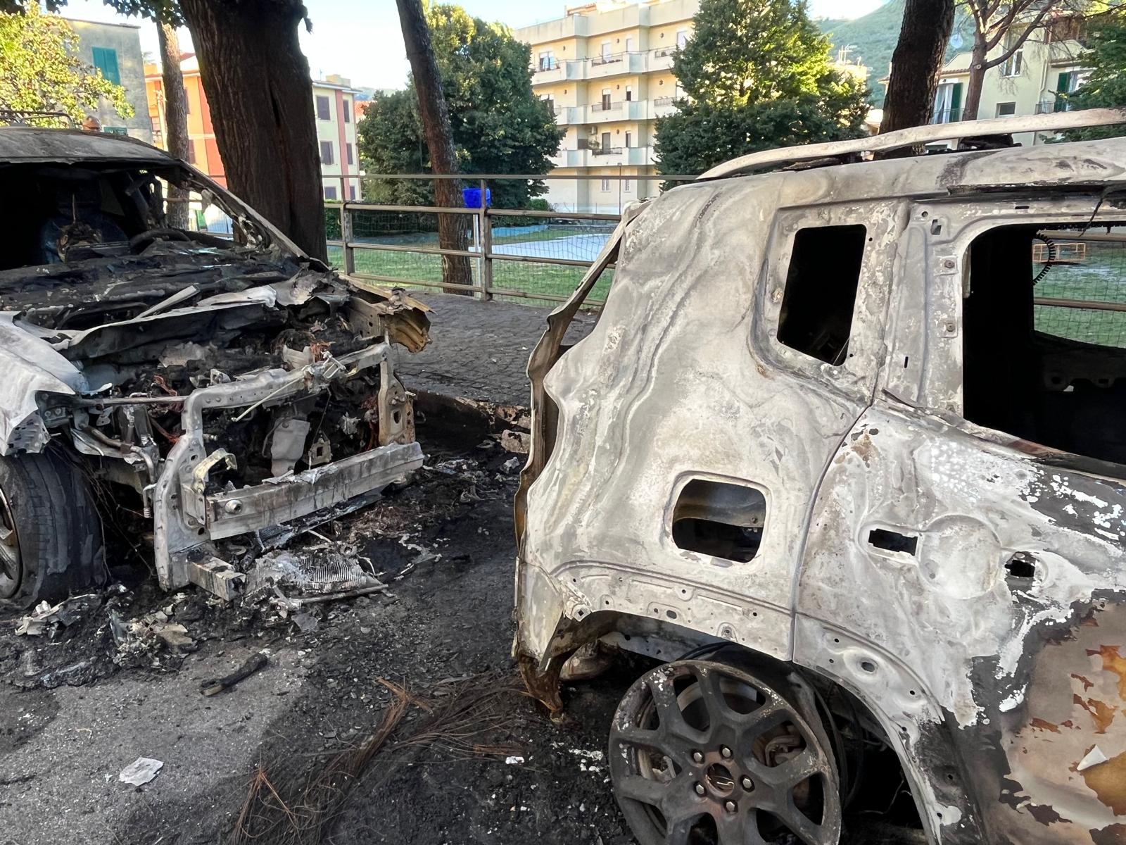 I roghi di auto appiccati con cartoni e accendino: Tivoli risponde tra paura e voglia di giustizia 5 I roghi di auto appiccati con cartoni e accendino: Tivoli risponde tra paura e voglia di giustizia 5