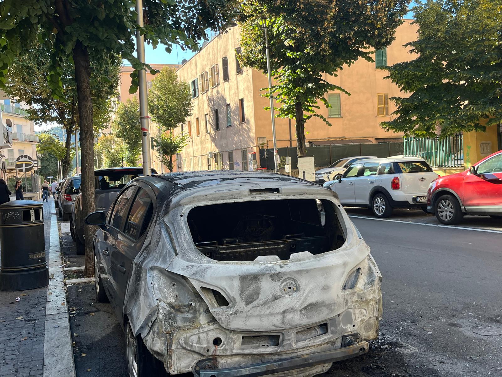 I roghi di auto appiccati con cartoni e accendino: Tivoli risponde tra paura e voglia di giustizia 4 I roghi di auto appiccati con cartoni e accendino: Tivoli risponde tra paura e voglia di giustizia 4