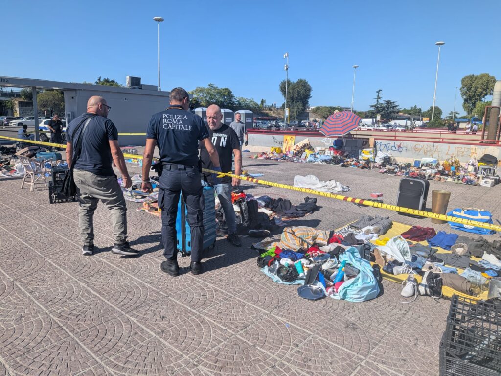 Abusivismo commerciale: dalle chiavi inglesi ai video porno, sequestri e sanzioni della Polizia Locale nei nodi della mobilità di Roma 1
