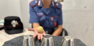 Sorpresi mentre raggiravano turisti e passanti con il gioco delle tre campanelle e ruoli organizzati tra croupier, finti scommettitori e vedette: per i quattro indagati sono scattati denunce, sequestri di denaro e Daspo urbano